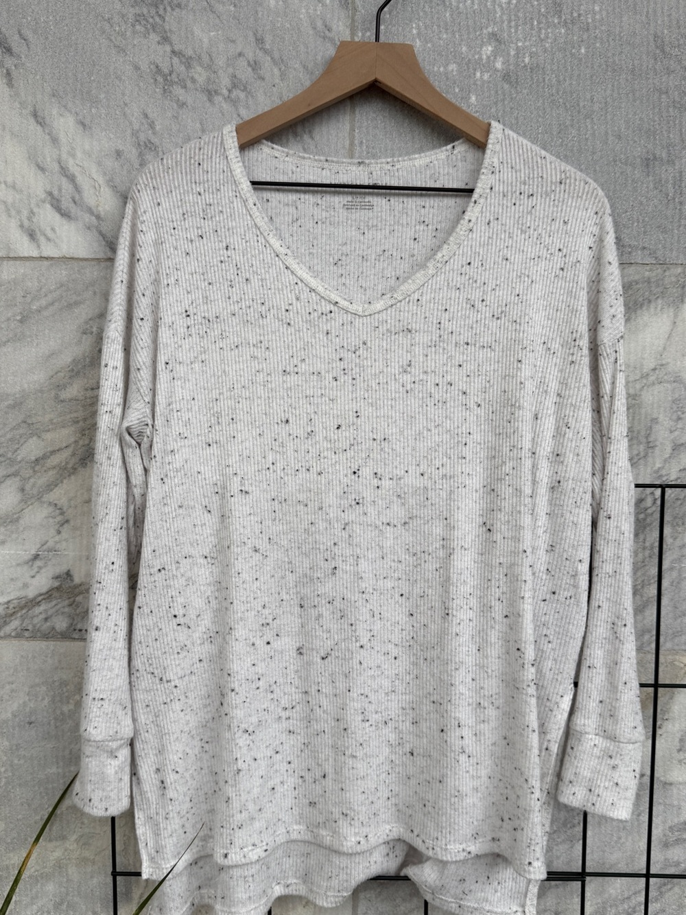 American Eagle Outfitters Speckled Cream V-Neck Sweatshirt